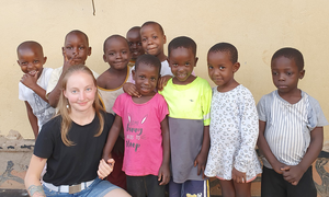 arets-julklapp-gar-till-ett-barnhem-i-uganda bildeserie. Bilde 5