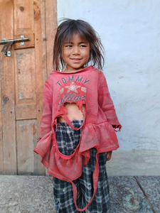 arets-julklapp-gar-till-badi-flickorna-i-nepal bildeserie. Bilde 1